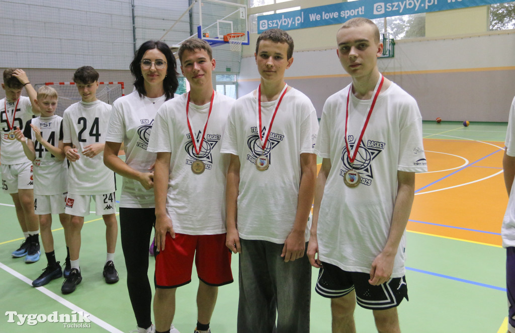 Trio Basket w Tucholi - kilka godzin w hali sportowej rządziła koszykówka.