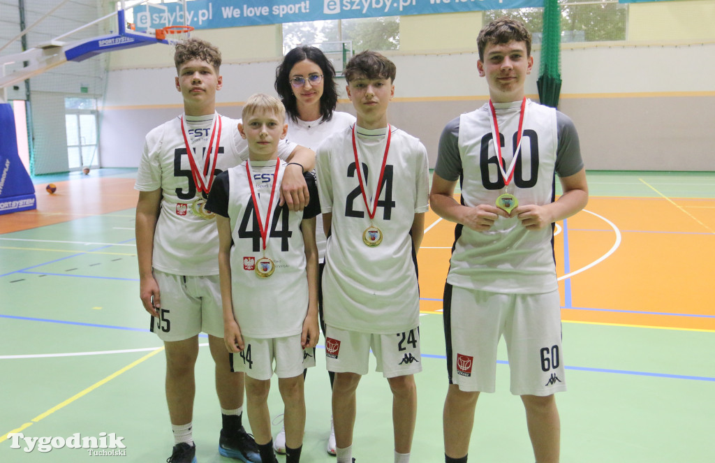 Trio Basket w Tucholi - kilka godzin w hali sportowej rządziła koszykówka.