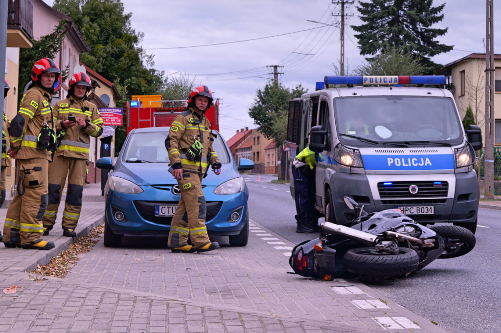 Motocykl i osobówka. Zdarzenie koło szpitala w Tucholi