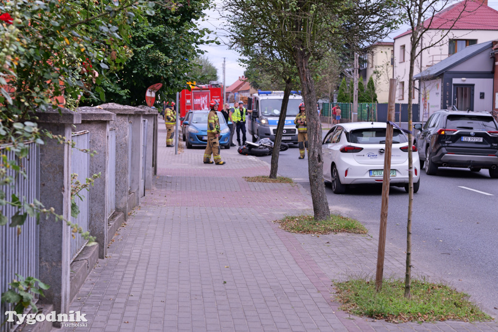Motocykl i osobówka. Zdarzenie koło szpitala w Tucholi