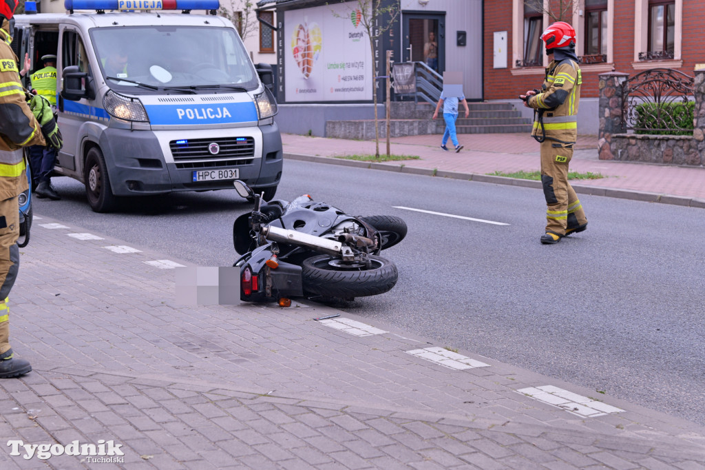 Motocykl i osobówka. Zdarzenie koło szpitala w Tucholi