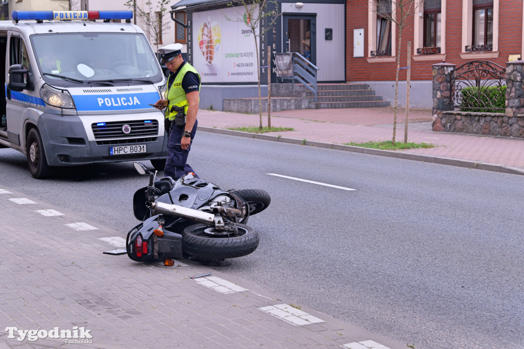 Motocykl i osobówka. Zdarzenie koło szpitala w Tucholi