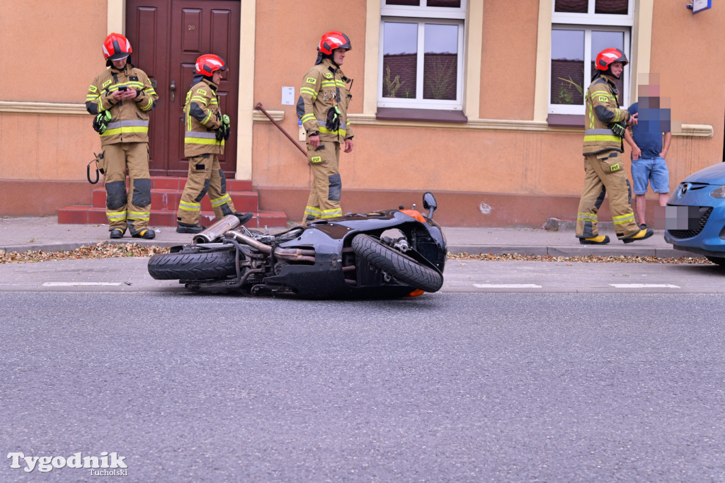 Motocykl i osobówka. Zdarzenie koło szpitala w Tucholi