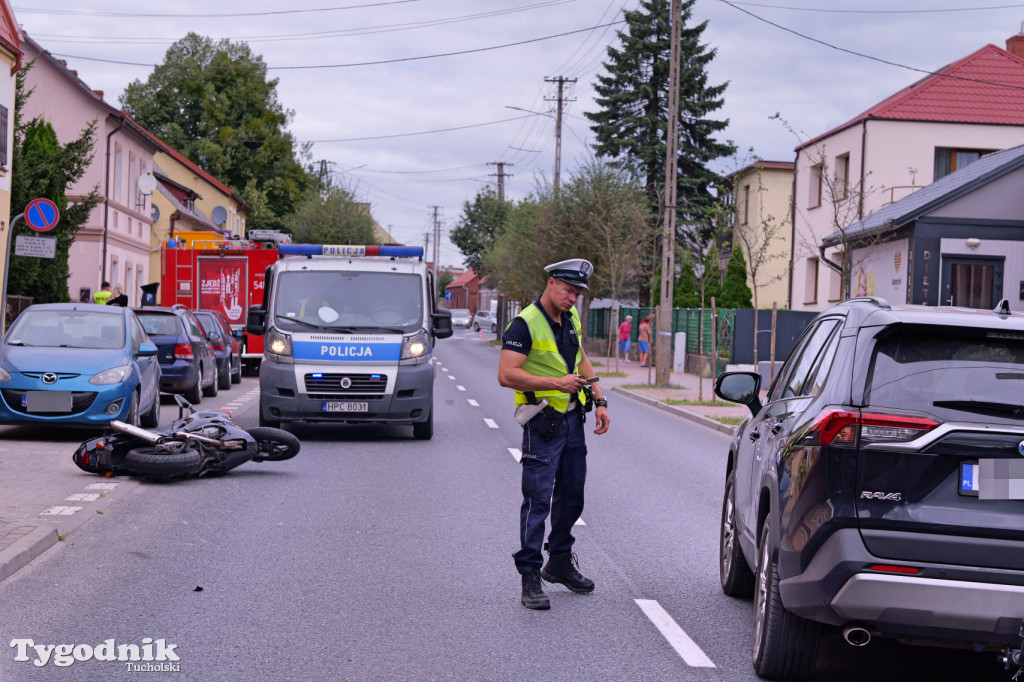 Motocykl i osobówka. Zdarzenie koło szpitala w Tucholi