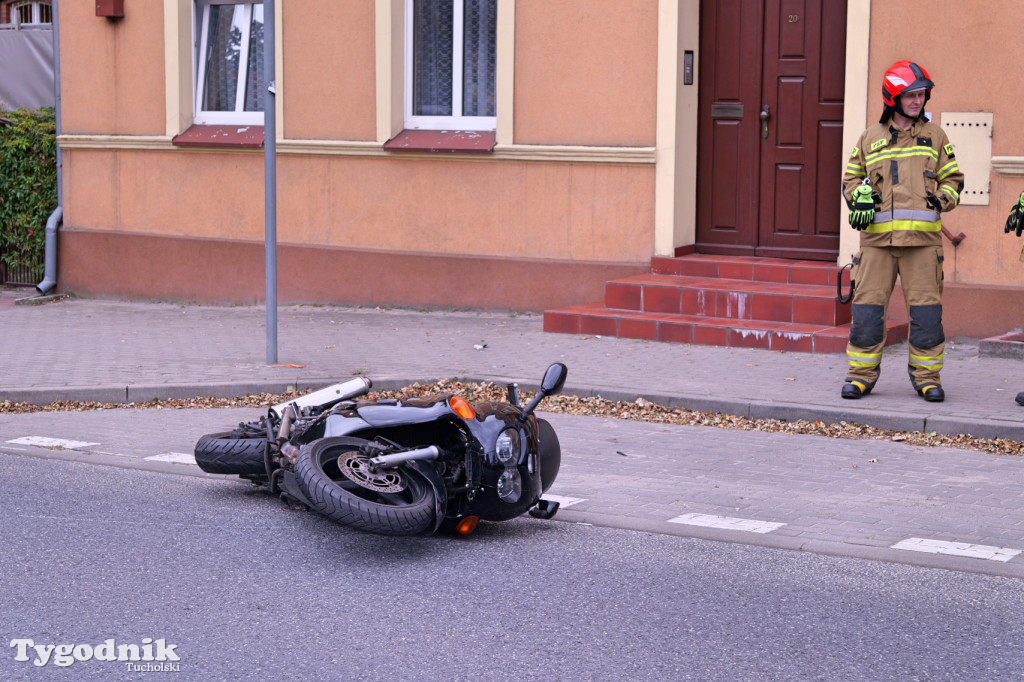 Motocykl i osobówka. Zdarzenie koło szpitala w Tucholi