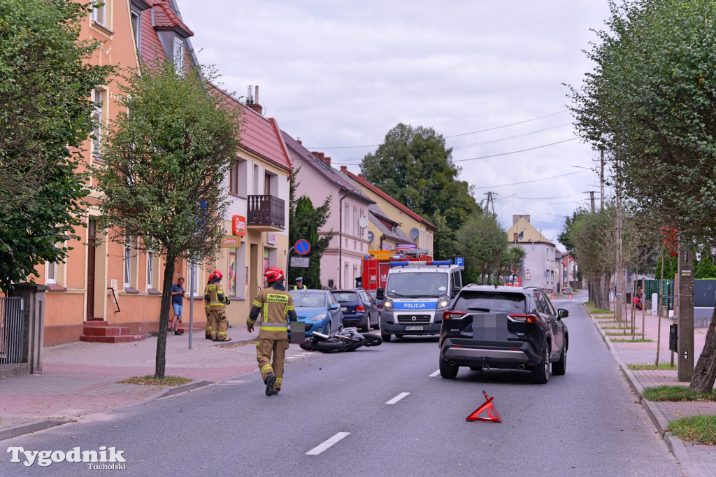 Motocykl i osobówka. Zdarzenie koło szpitala w Tucholi