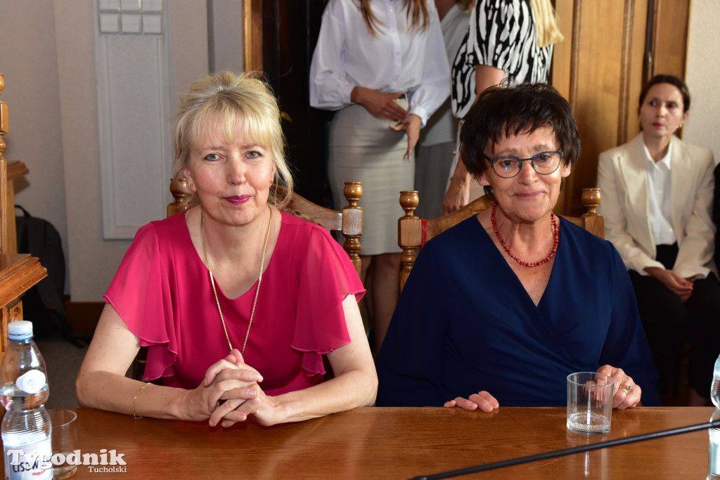 Tuchola: Hanna Szramka przeszła na emeryturę. Wzruszająca uroczystośc w tuchokskim urzędzie