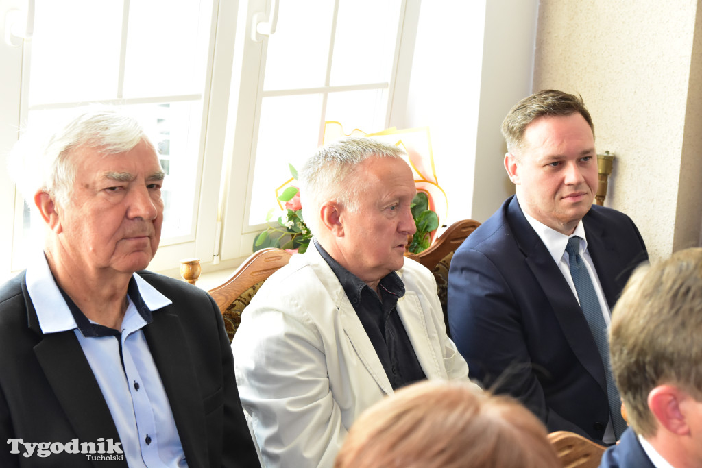 Tuchola: Hanna Szramka przeszła na emeryturę. Wzruszająca uroczystośc w tuchokskim urzędzie