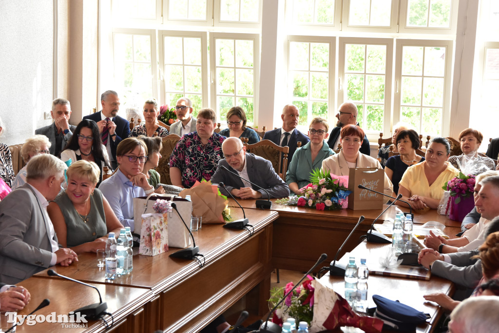 Tuchola: Hanna Szramka przeszła na emeryturę. Wzruszająca uroczystośc w tuchokskim urzędzie