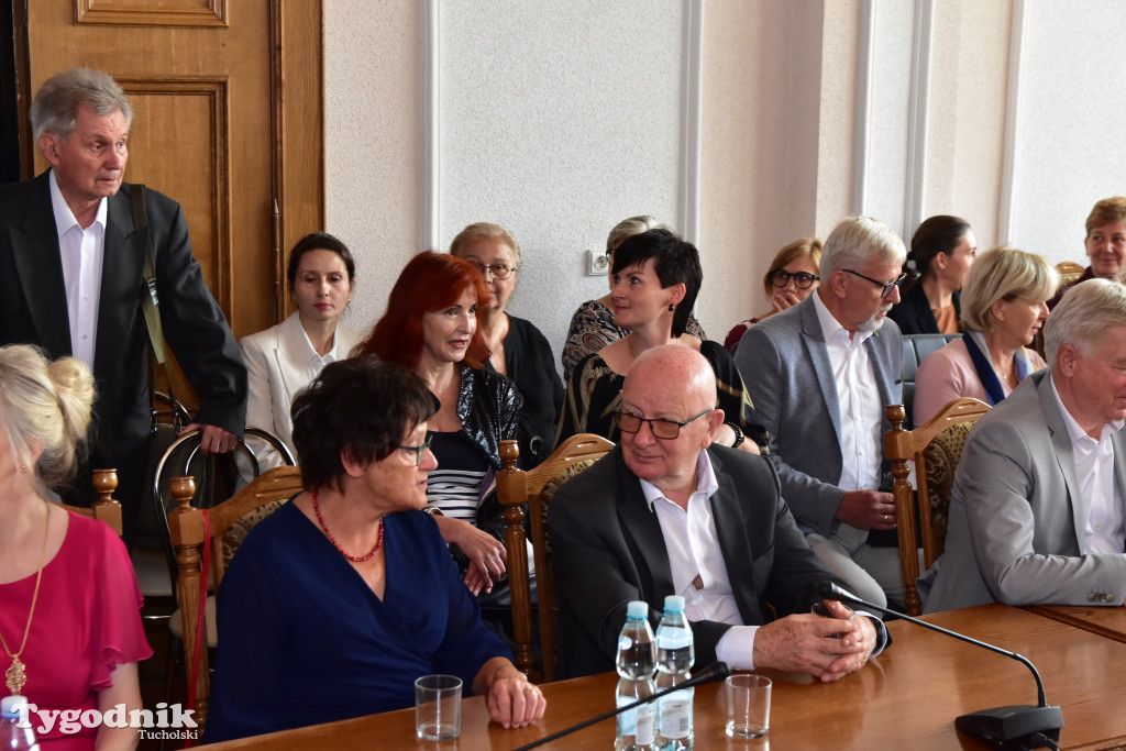 Tuchola: Hanna Szramka przeszła na emeryturę. Wzruszająca uroczystośc w tuchokskim urzędzie