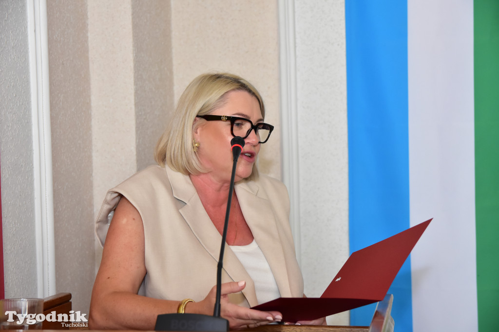 Tuchola: Hanna Szramka przeszła na emeryturę. Wzruszająca uroczystośc w tuchokskim urzędzie