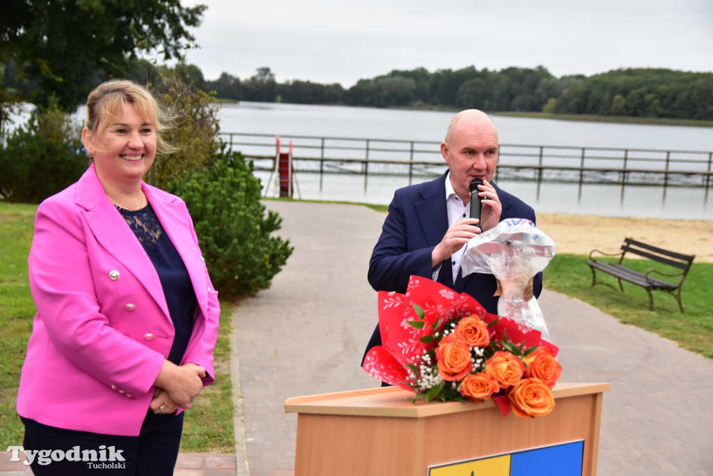 Gmina Lubiewo: Uroczysty odbiór inwestycji nad Jeziorem Bysławskim. Zobacz, jak zmieniła się plaża nad popularym jeziorem