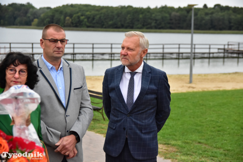 Gmina Lubiewo: Uroczysty odbiór inwestycji nad Jeziorem Bysławskim. Zobacz, jak zmieniła się plaża nad popularym jeziorem