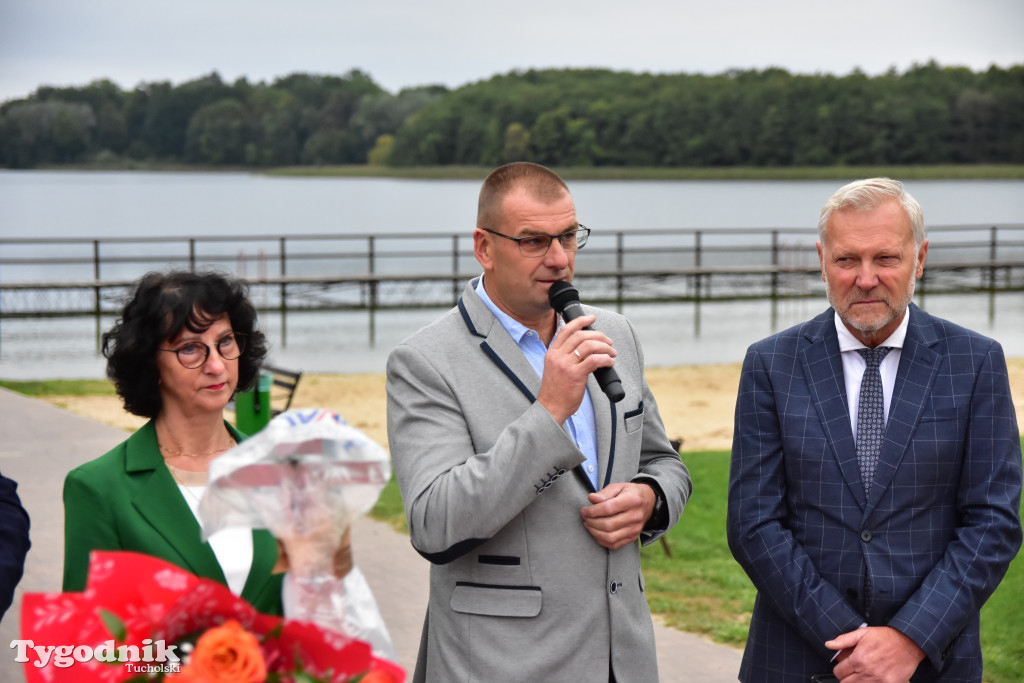 Gmina Lubiewo: Uroczysty odbiór inwestycji nad Jeziorem Bysławskim. Zobacz, jak zmieniła się plaża nad popularym jeziorem