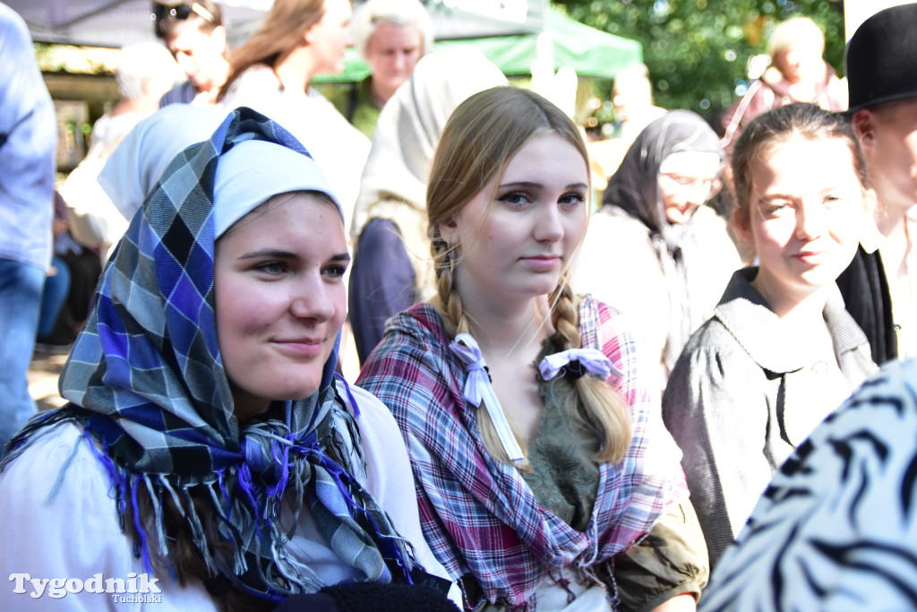 Wielka borowiacka biesiada na dziedzińcu Muzeum Borów Tucholskich