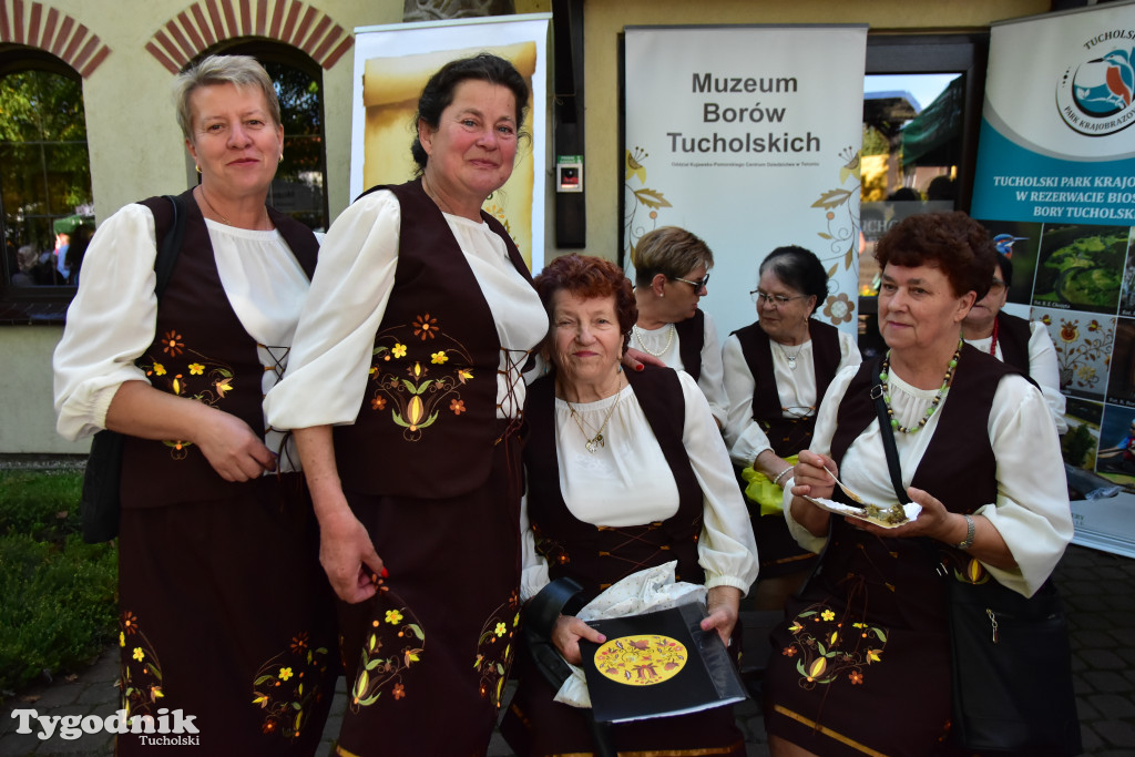 Wielka borowiacka biesiada na dziedzińcu Muzeum Borów Tucholskich