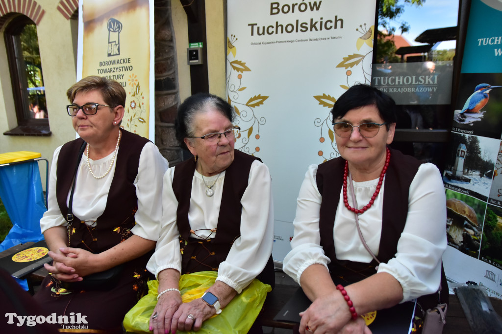 Wielka borowiacka biesiada na dziedzińcu Muzeum Borów Tucholskich