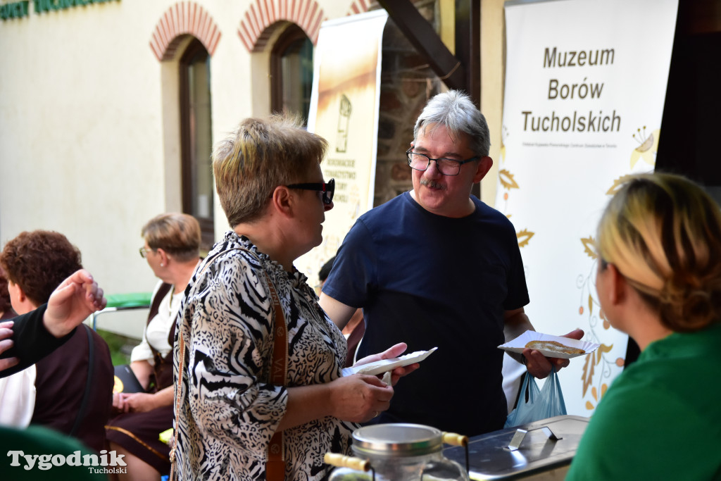 Wielka borowiacka biesiada na dziedzińcu Muzeum Borów Tucholskich