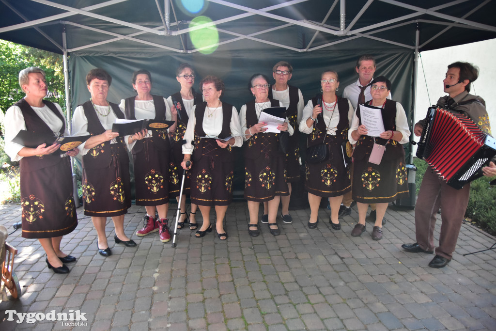 Wielka borowiacka biesiada na dziedzińcu Muzeum Borów Tucholskich