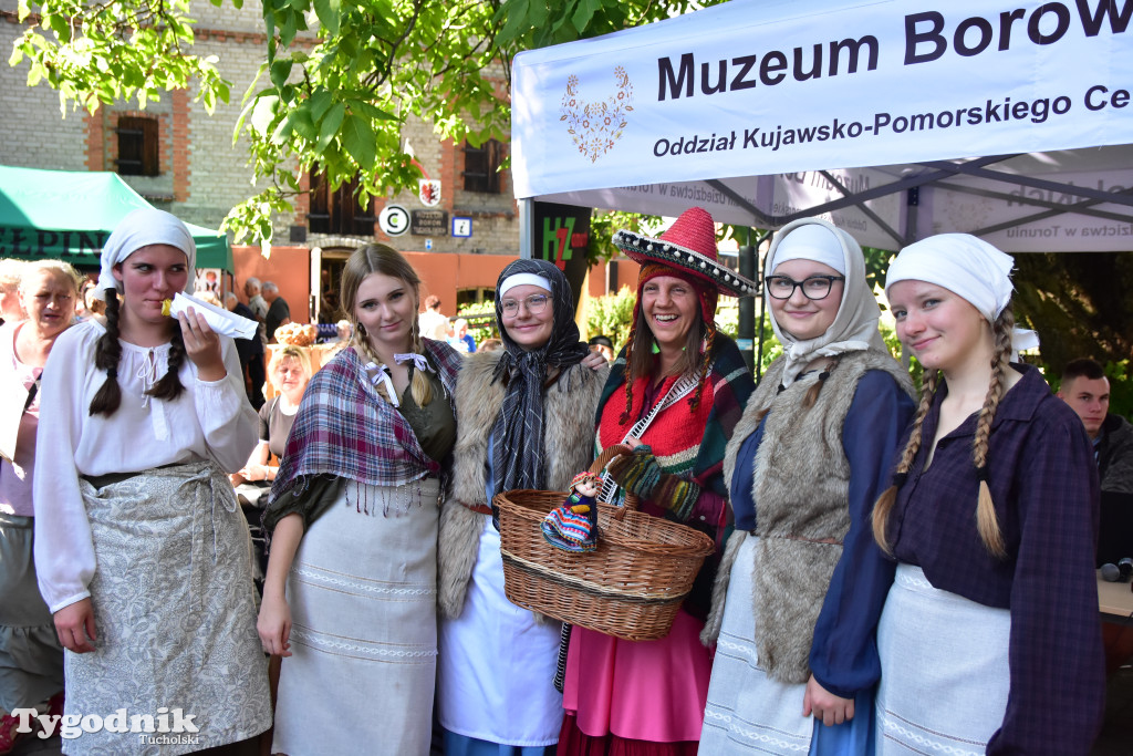 Wielka borowiacka biesiada na dziedzińcu Muzeum Borów Tucholskich