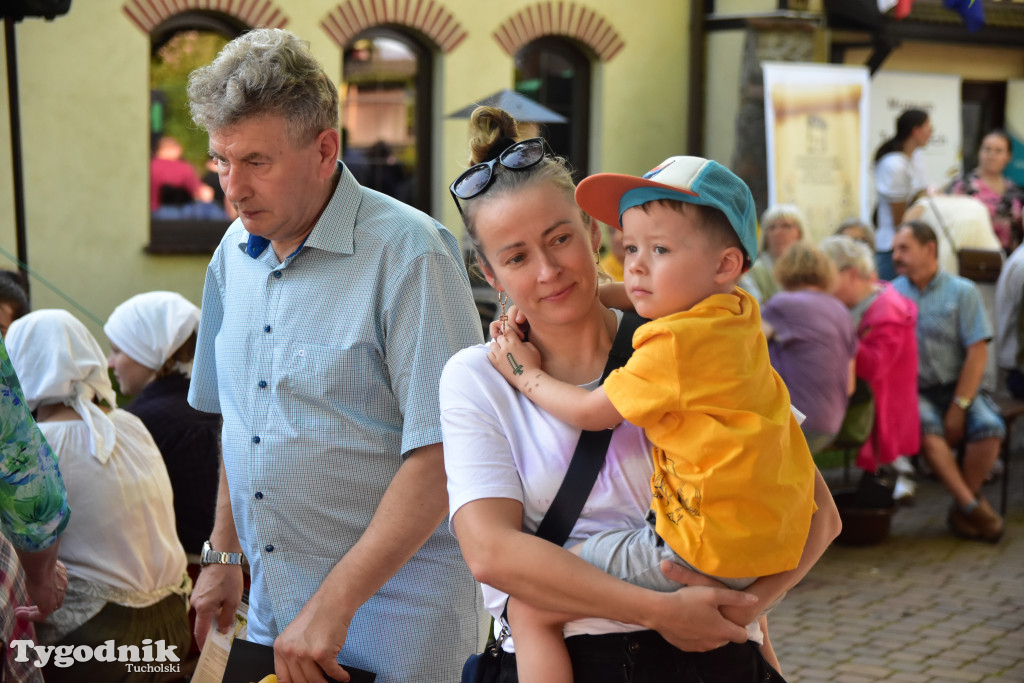 Wielka borowiacka biesiada na dziedzińcu Muzeum Borów Tucholskich