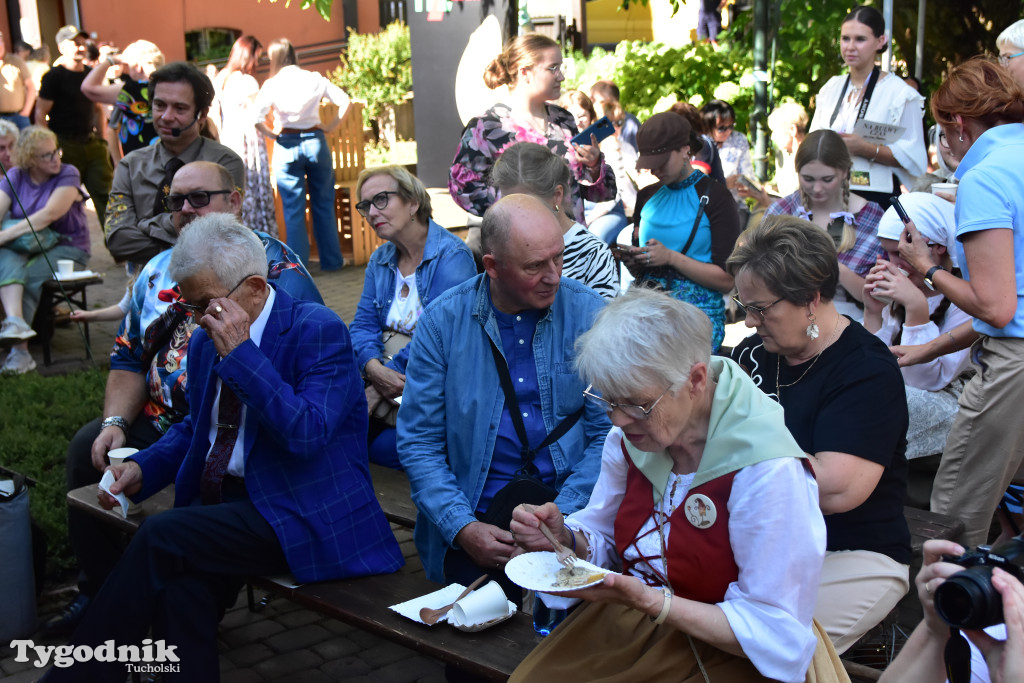Wielka borowiacka biesiada na dziedzińcu Muzeum Borów Tucholskich