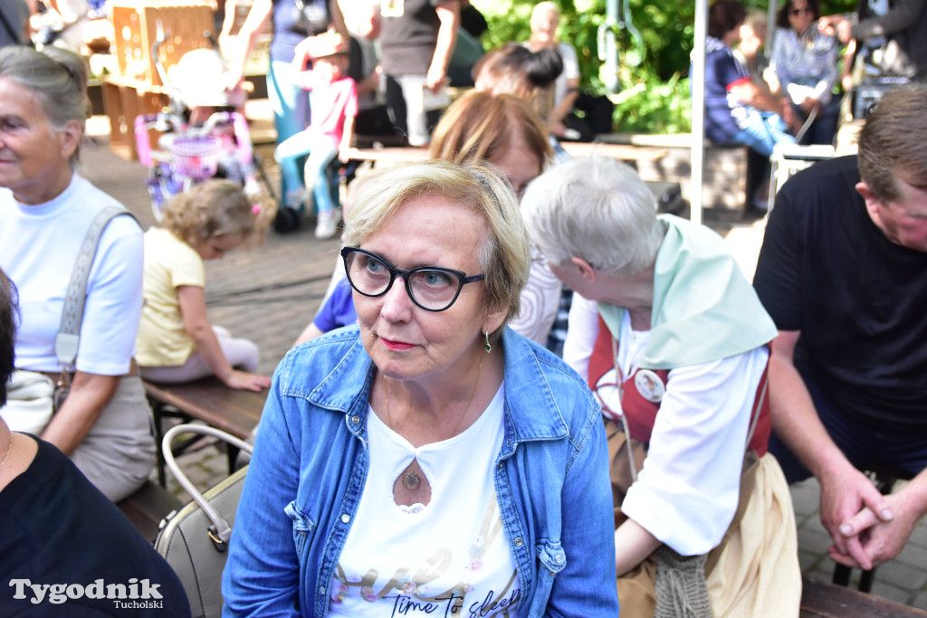Wielka borowiacka biesiada na dziedzińcu Muzeum Borów Tucholskich