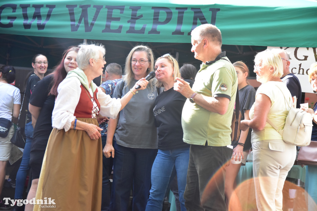 Wielka borowiacka biesiada na dziedzińcu Muzeum Borów Tucholskich