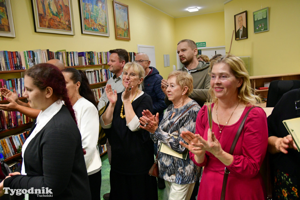  Osa w bibliotece. Marcin Ossowski ma pierwszy wernisaż!