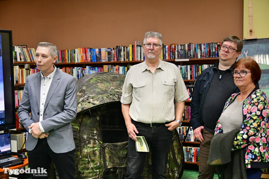  Osa w bibliotece. Marcin Ossowski ma pierwszy wernisaż!