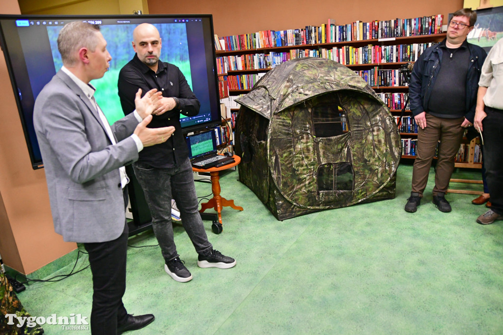  Osa w bibliotece. Marcin Ossowski ma pierwszy wernisaż!