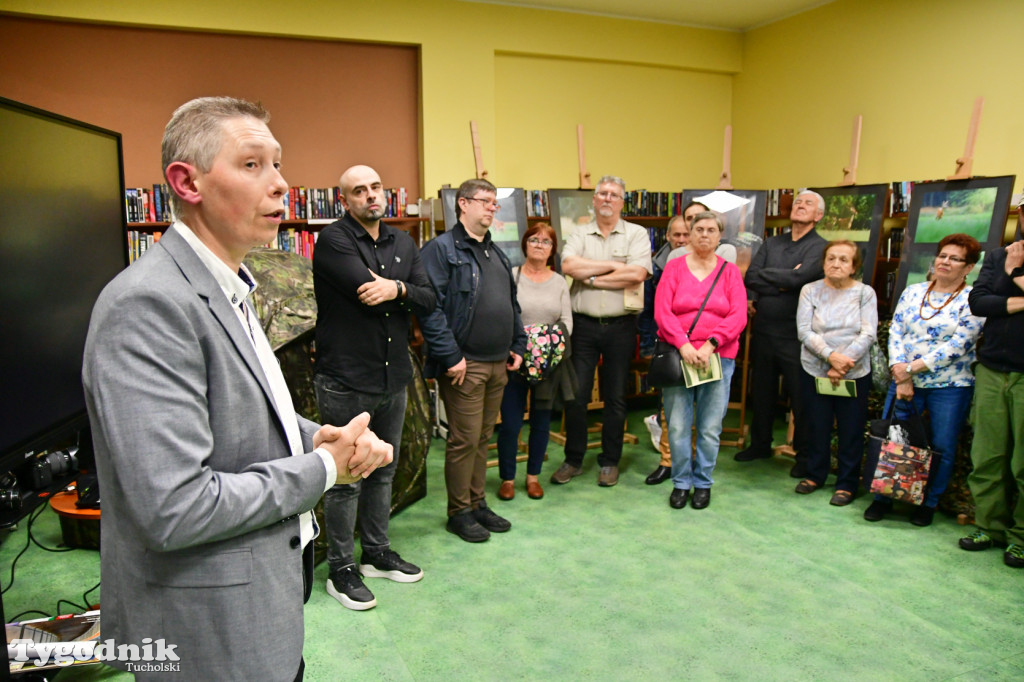  Osa w bibliotece. Marcin Ossowski ma pierwszy wernisaż!