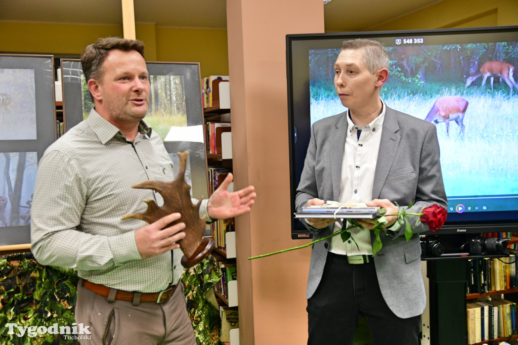  Osa w bibliotece. Marcin Ossowski ma pierwszy wernisaż!