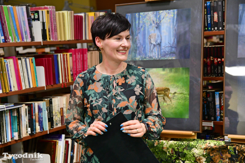 Osa w bibliotece. Wystawa Marcina Ossowskiego