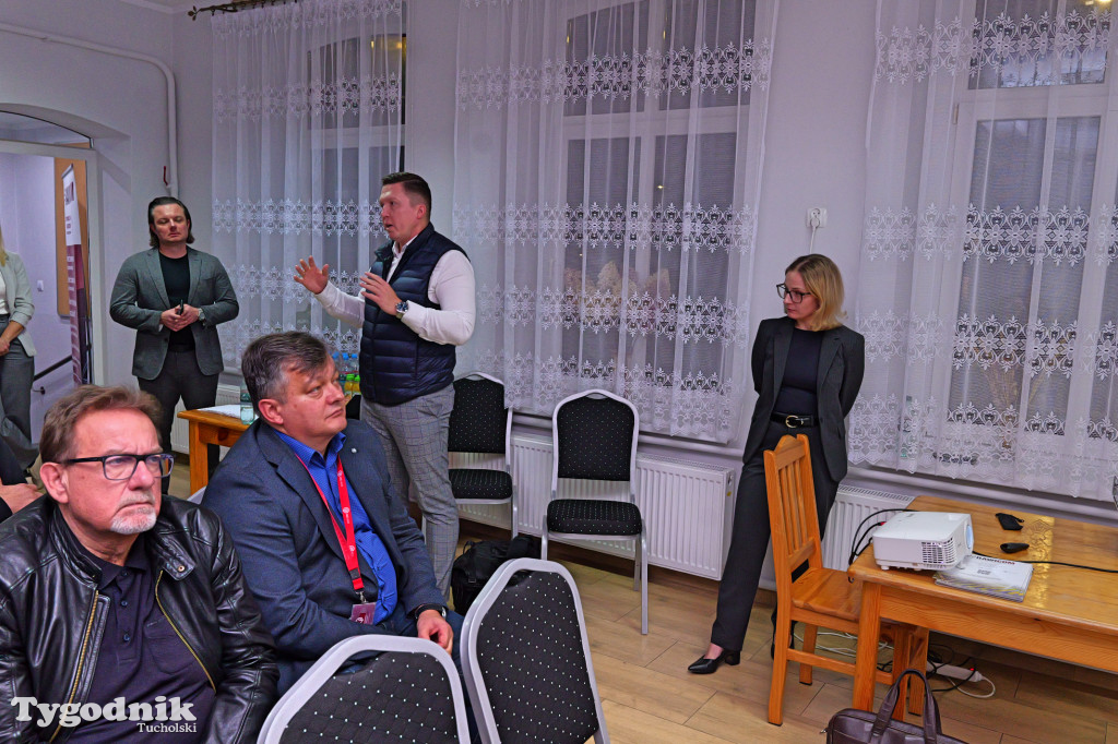 Słupy i sprawa farmy fotowoltaicznej. Spotkanie i co dalej?