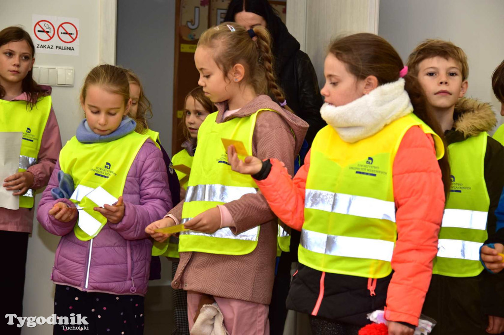 Dzieci z SP nr 2 z wizytą w Klubie seniora w Tucholi