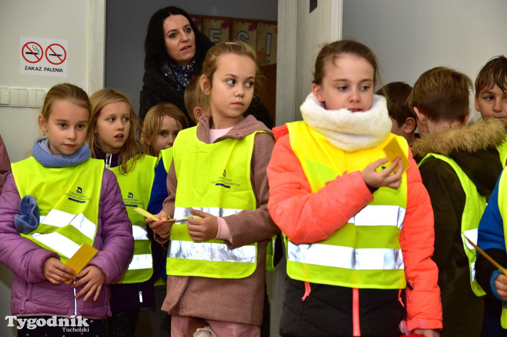 Dzieci z SP nr 2 z wizytą w Klubie seniora w Tucholi