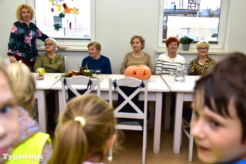 Dzieci z SP nr 2 z wizytą w Klubie seniora w Tucholi