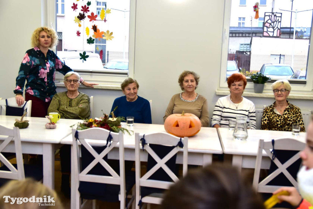 Dzieci z SP nr 2 z wizytą w Klubie seniora w Tucholi