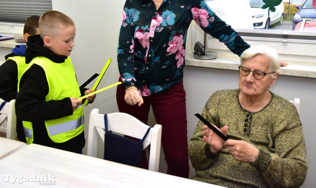 Dzieci z SP nr 2 z wizytą w Klubie seniora w Tucholi