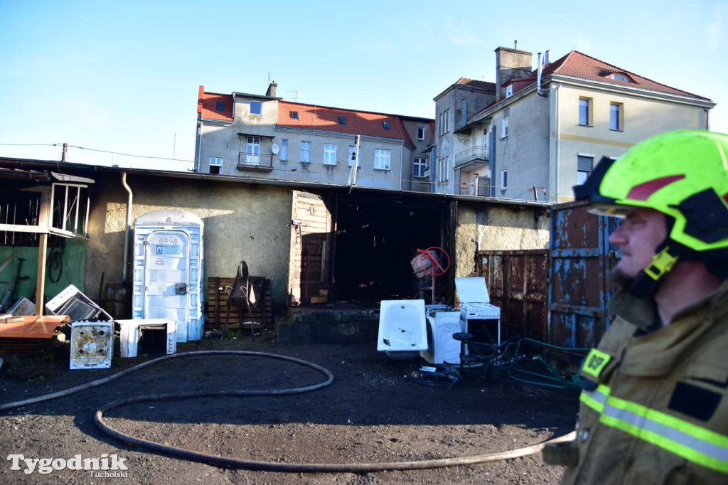 Pożar skupu złomu, stolarni, warsztatu w Tucholi – 31.10.25 r.
