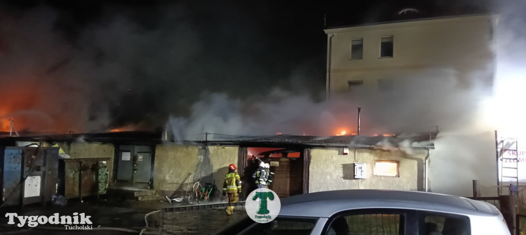 Pożar skupu złomu, stolarni, warsztatu w Tucholi – 31.10.25 r.