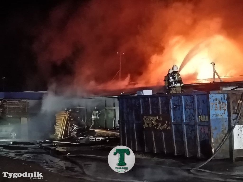 Pożar skupu złomu, stolarni, warsztatu w Tucholi – 31.10.25 r.