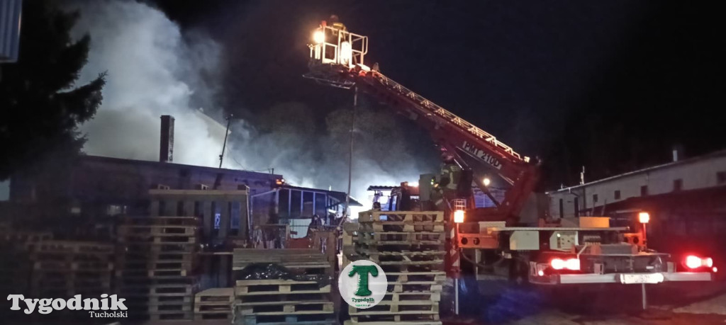 Pożar skupu złomu, stolarni, warsztatu w Tucholi – 31.10.25 r.