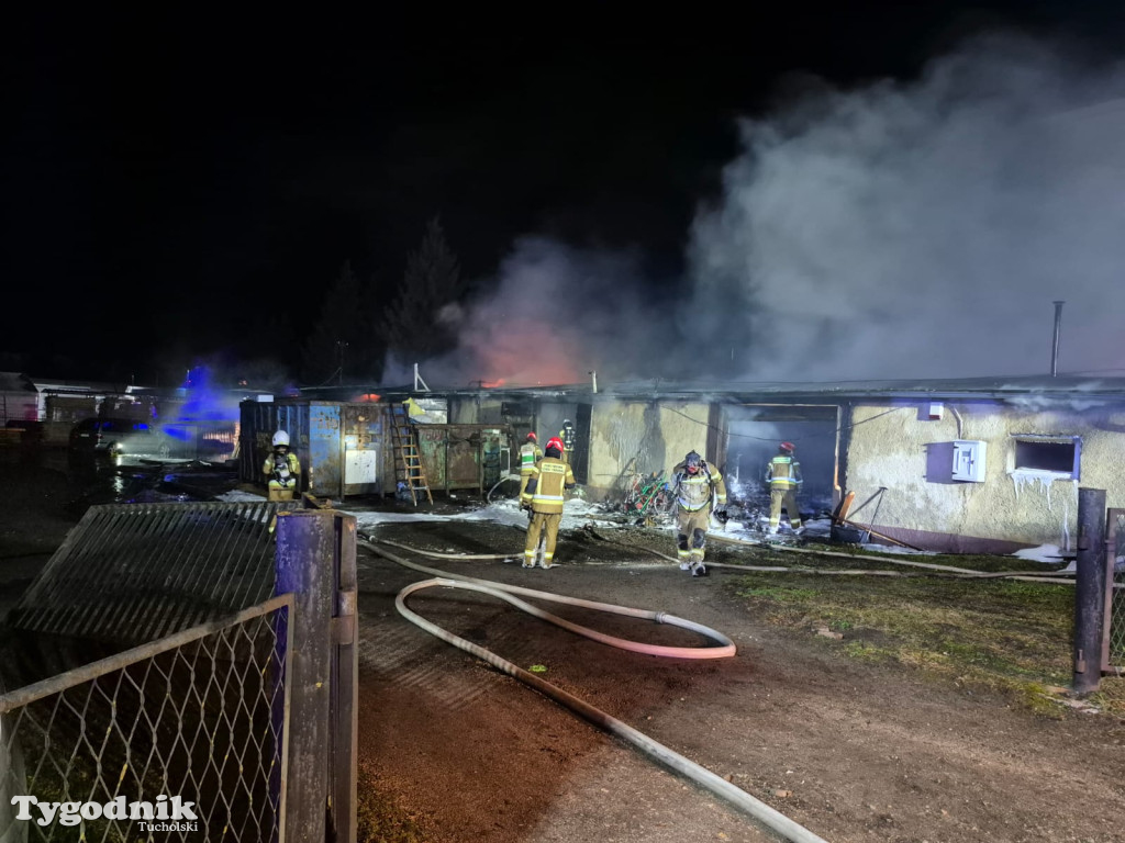 Pożar skupu złomu, stolarni, warsztatu w Tucholi – 31.10.25 r.