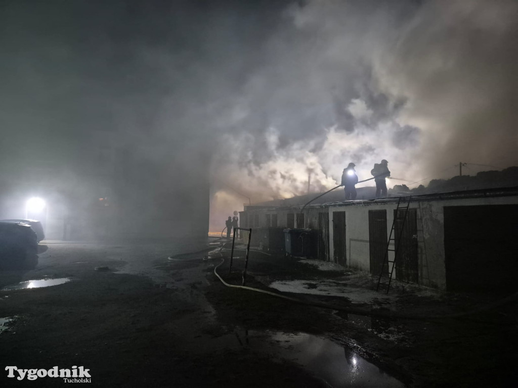 Pożar skupu złomu, stolarni, warsztatu w Tucholi – 31.10.25 r.