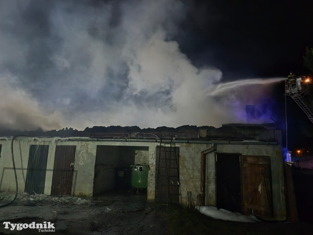 Pożar skupu złomu, stolarni, warsztatu w Tucholi – 31.10.25 r.