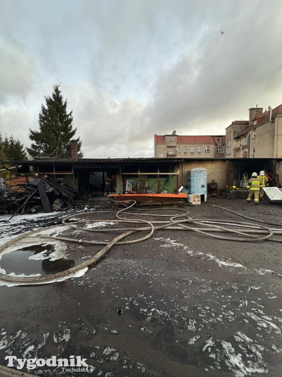 Pożar skupu złomu, stolarni, warsztatu w Tucholi – 31.10.25 r.