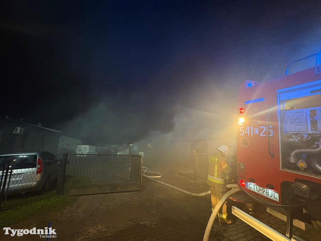Pożar skupu złomu, stolarni, warsztatu w Tucholi – 31.10.25 r.