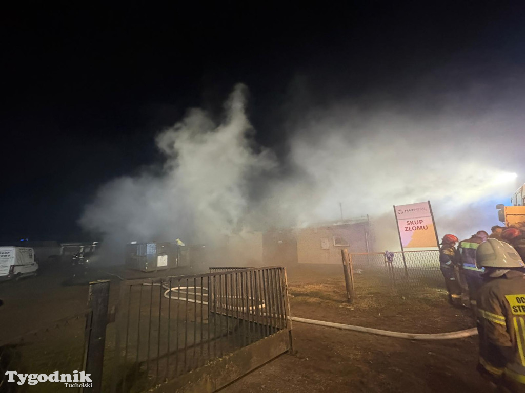 Pożar skupu złomu, stolarni, warsztatu w Tucholi – 31.10.25 r.